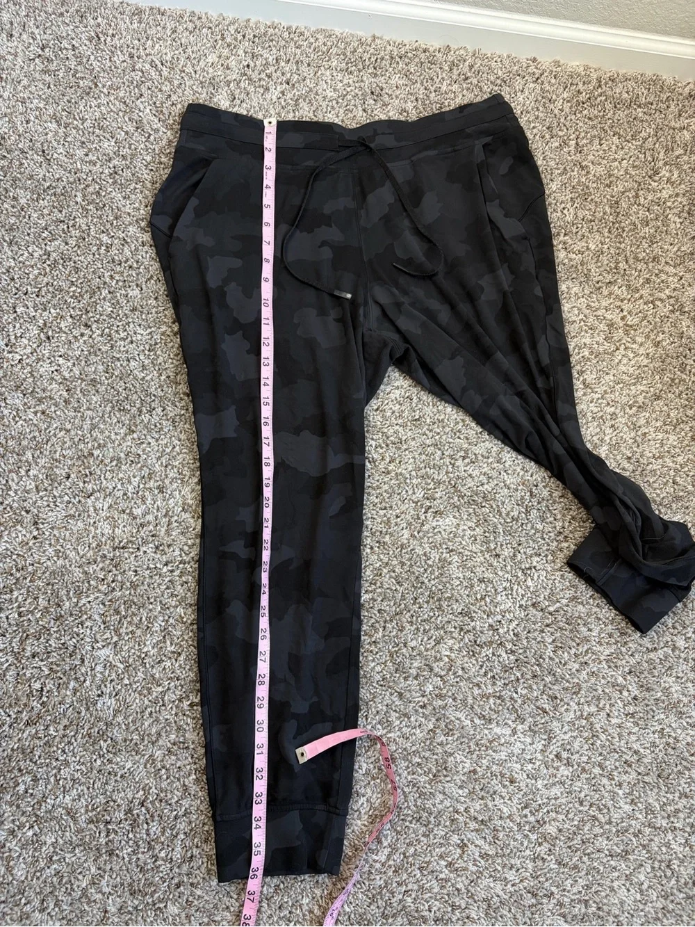 lululemon athletica women’s Dark Gray Camo Joggers
